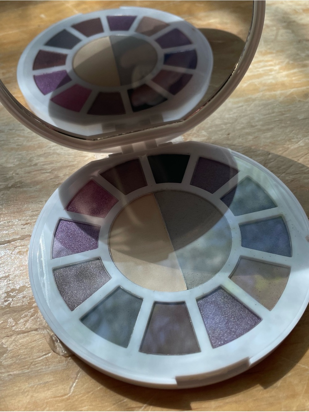 THE WHO 14-Color Eyeshadow Palette - Neutral & Pink Tones - Picture 2 of 4